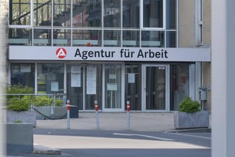 Agentur für Arbeit in Frankfurt am Main (Symbolbild): Ein bislang Unbekannter hat versucht ein Gebäude der Behörde in Brand zu setzen.