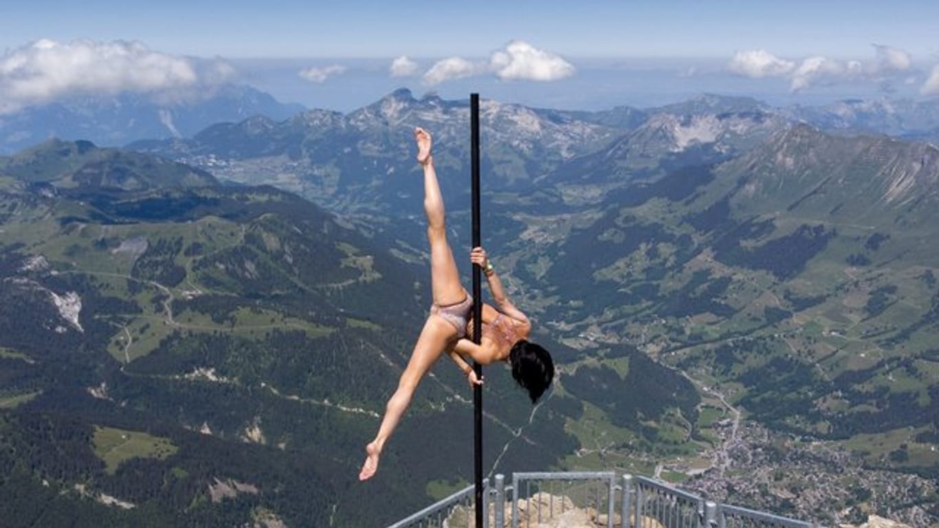 Die italienisch-schweizerische Stangenakrobatin Sheila Nicolodi auf einem Berggipfel in 3000 Metern Höhe.