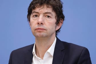 Christian Drosten, Chef der Virologie der Berliner Charité, warnt vor einer zweiten Corona-Welle in Deutschland.