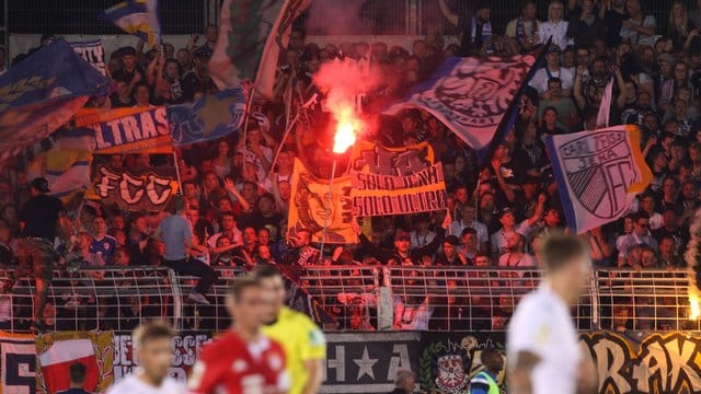 Wegen Pyrotechnik: Der FC Carl Zeiss Jena klagte vor Gericht gegen den DFB. Wegen Pyrotechnik: Der FC Carl Zeiss Jena klagte vor Gericht gegen den DFB.
