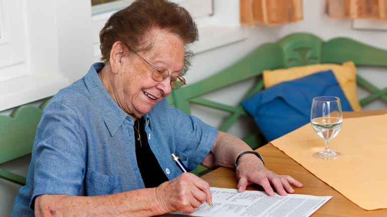 Eine ältere Frau (Symbolbild): Experten raten, eine fondsgebundene Rentenversicherung nicht zu kündigen.