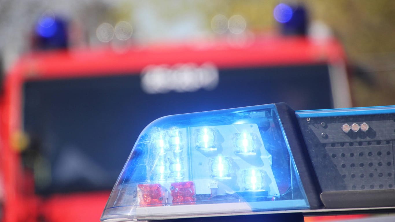 Blaulicht auf einem Polizeieinsatzwagen (Symbolbild): In Bielefeld ist ein Mann bei einem Unfall mit einer Stadtbahn ums Leben gekommen.