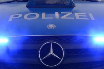 Polizeiwagen mit Blaulicht (Symbolbild): Die Polizei ermittelt zur Identität der Wasserleiche, die im Rhein in Mainz entdeckt worden ist.