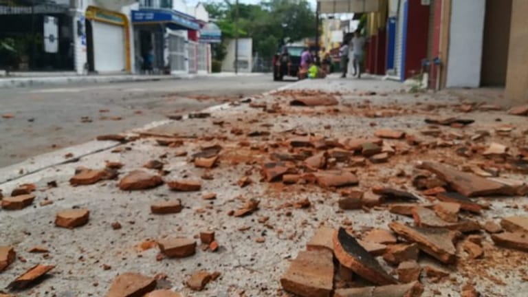 Kaputte Kacheln liegen nach dem Beben auf einer Straße der Ortschaft Crucecita.