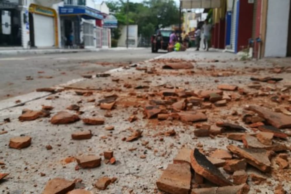 Kaputte Kacheln liegen nach dem Beben auf einer Straße der Ortschaft Crucecita.