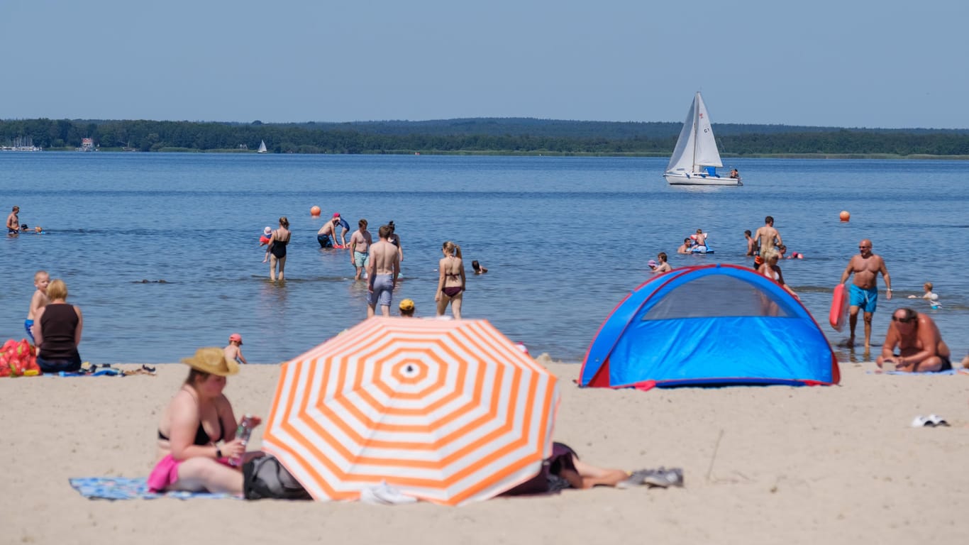 Segler und Badegäste genießen die Sonne am Steinhuder Meer: Der deutsche Wetterdienst hat für weite Teile des Landes eine UV-Warnung herausgegeben.