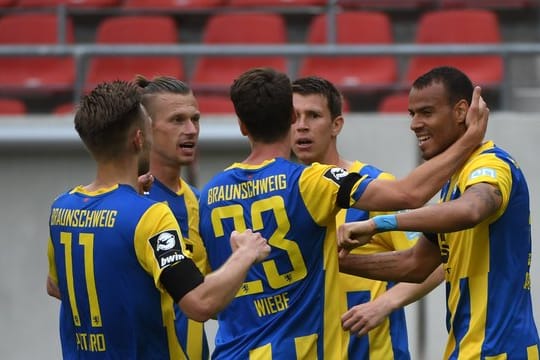 Braunschweigs Steffen Nkansah (r) hat zum 1:0 getroffen und jubelt mit der Mannschaft.