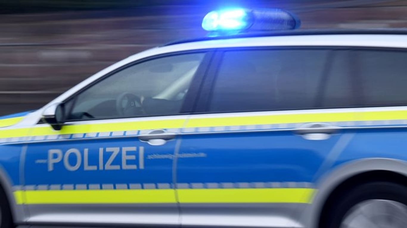 Ein Streifenwagen der Polizei: Ein Mann hat in Krefeld mehrere Polizisten verletzt.