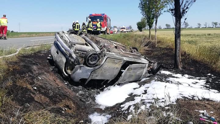 Ausgebranntes Auto nach dem Unfall: Bei Aschersleben in Sachsen-Anhalt sind die drei Insassen eines Autos in den Flammen ums Leben gekommen.