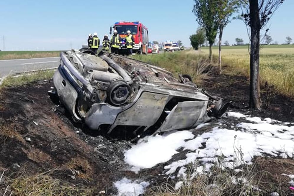 Ausgebranntes Auto nach dem Unfall: Bei Aschersleben in Sachsen-Anhalt sind die drei Insassen eines Autos in den Flammen ums Leben gekommen.