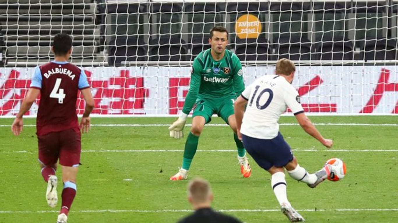 Harry Kane (r/10) von Tottenham Hotspur trifft zum 2:0 gegen West Ham United.