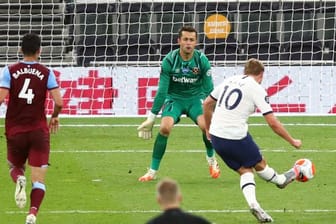 Harry Kane (r/10) von Tottenham Hotspur trifft zum 2:0 gegen West Ham United.