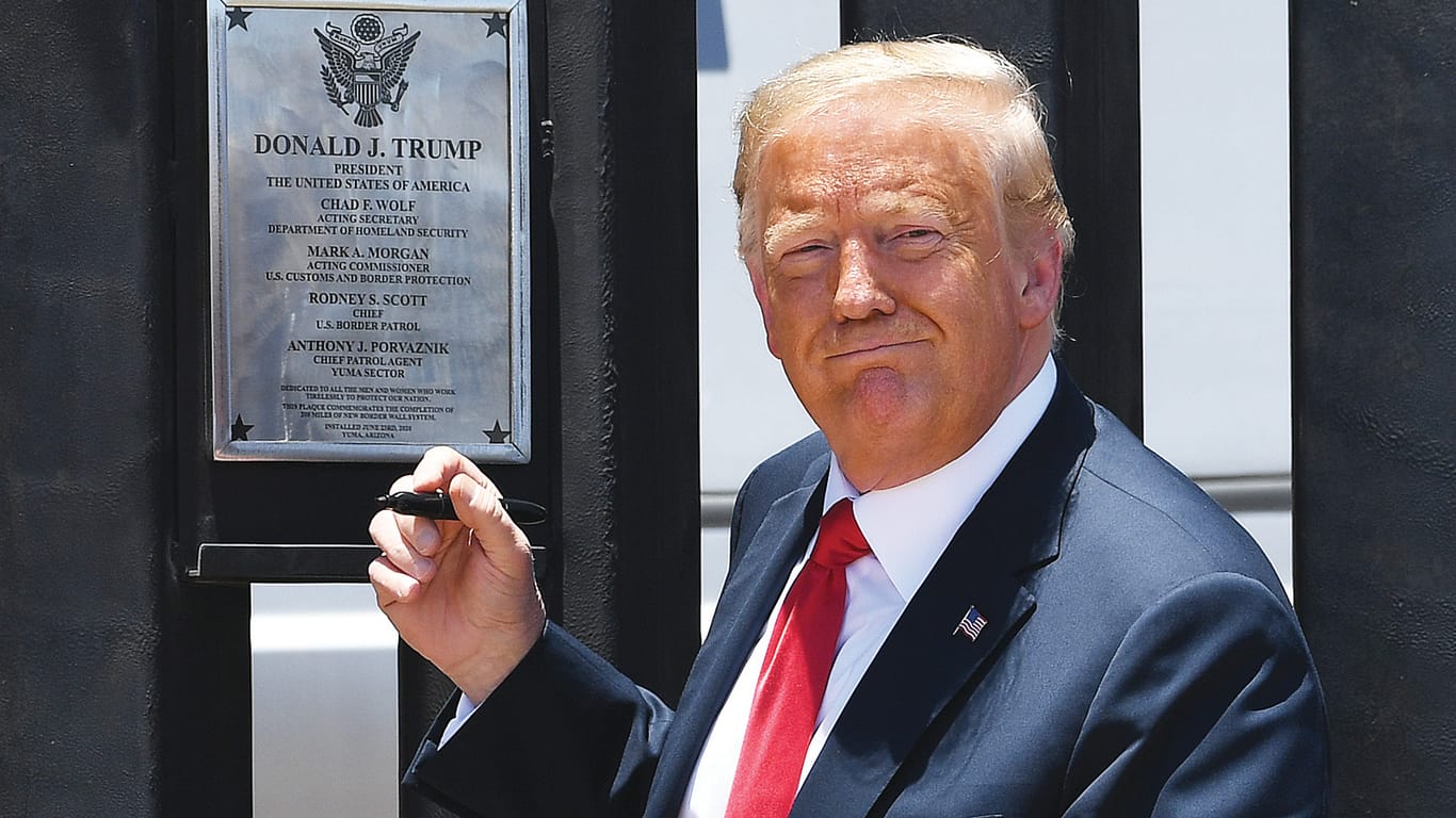 San Luis: Donald Trump, Präsident der USA, unterschreibt eine Gedenktafel anlässlich der Fertigstellung der 200. Meile einer Grenzmauer zu Mexiko.