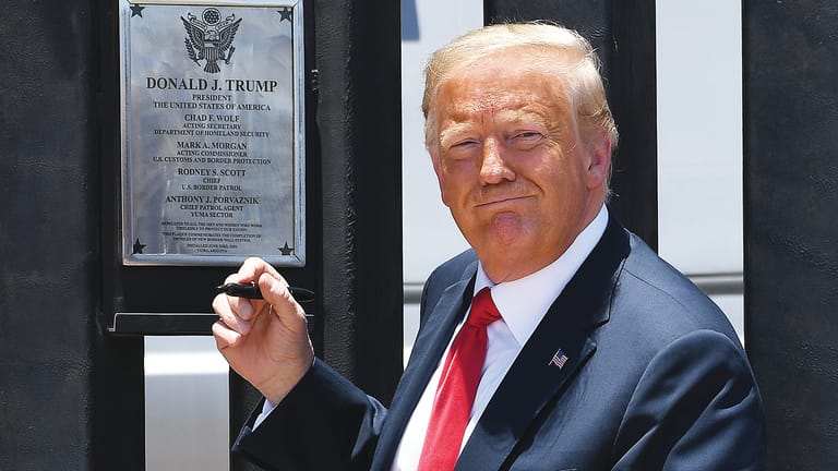 San Luis: Donald Trump, Präsident der USA, unterschreibt eine Gedenktafel anlässlich der Fertigstellung der 200. Meile einer Grenzmauer zu Mexiko.