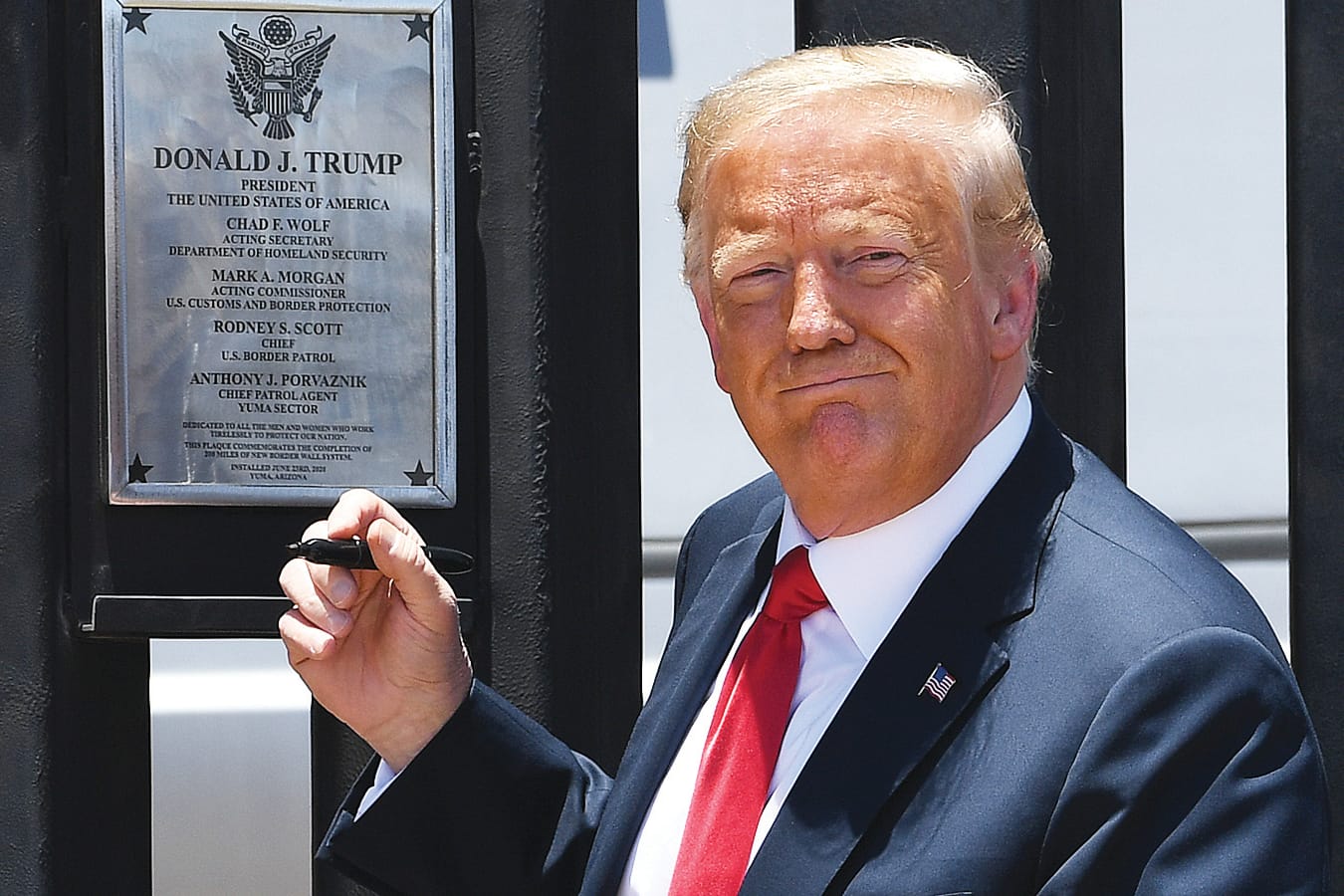 San Luis: Donald Trump, Präsident der USA, unterschreibt eine Gedenktafel anlässlich der Fertigstellung der 200. Meile einer Grenzmauer zu Mexiko.