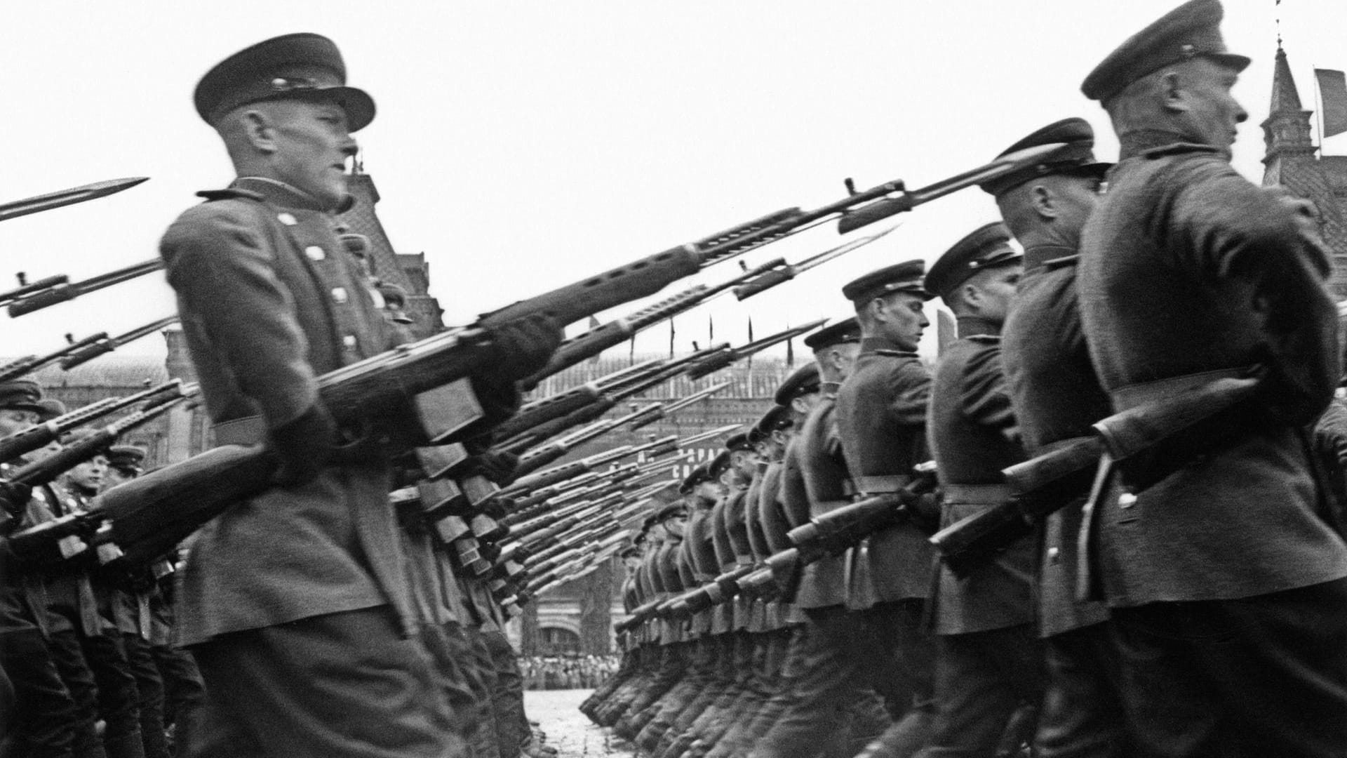 Sowjetsoldaten während der Siegesparade auf dem Roten Platz am 24. Juni 1945.