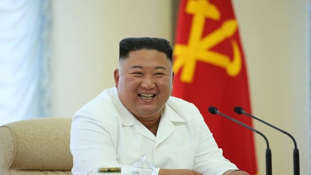 Nordkoreas Machthaber Kim Jong Un stoppt eine Militäraktion gegen Seoul.