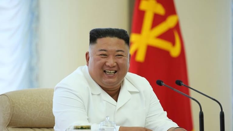 Nordkoreas Machthaber Kim Jong Un stoppt eine Militäraktion gegen Seoul.
