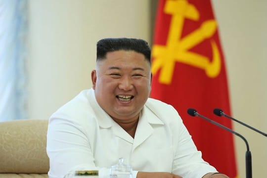 Nordkoreas Machthaber Kim Jong Un stoppt eine Militäraktion gegen Seoul.