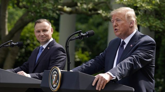 Donald Trump spricht neben Andrzej Duda während einer Pressekonferenz im Rosengarten des Weißen Hauses. Donald Trump spricht neben Andrzej Duda während einer Pressekonferenz im Rosengarten des Weißen Hauses.