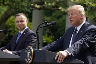 Donald Trump spricht neben Andrzej Duda während einer Pressekonferenz im Rosengarten des Weißen Hauses.