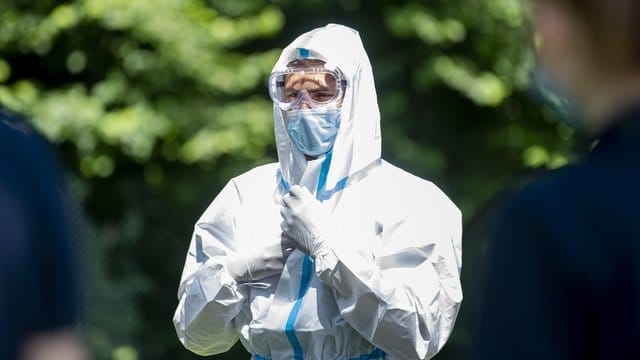 Im Kreis Gütersloh werden Bürger in Quarantäne besucht und getestet. Im Kreis Gütersloh werden Bürger in Quarantäne besucht und getestet.