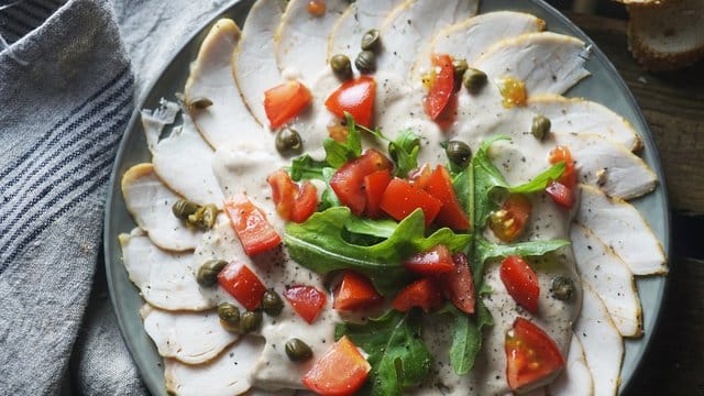 Huhn statt Kalb: Die Thunfischsoße darf aber auch bei Pollo Tonnato nicht fehlen.