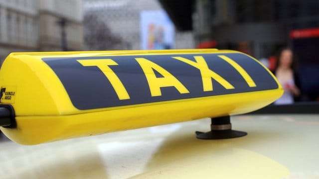 Grundsätzlich können Arbeitnehmer die Kosten für den Weg zur Arbeit über die sogenannte Penderpauschale steuerlich geltend machen. Grundsätzlich können Arbeitnehmer die Kosten für den Weg zur Arbeit über die sogenannte Penderpauschale steuerlich geltend machen.