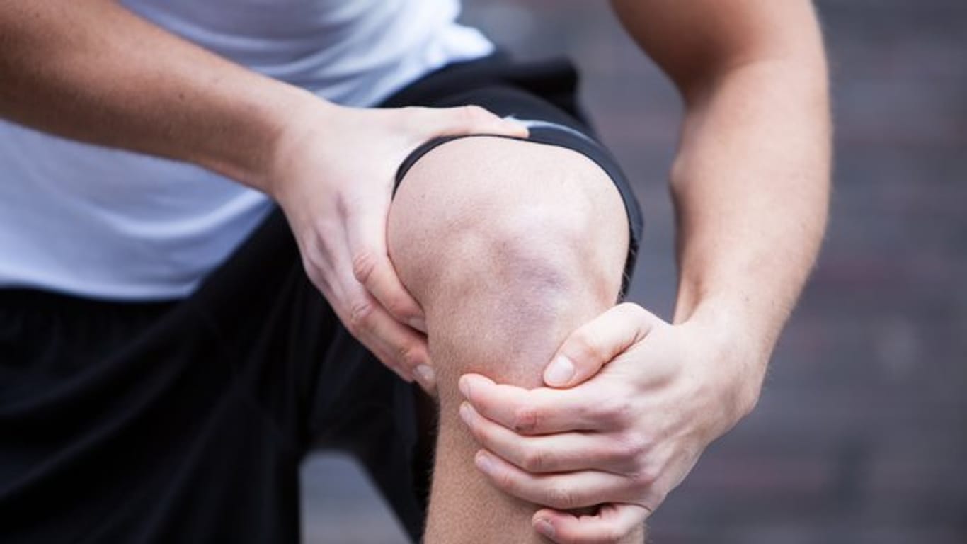 Knieprobleme beim Laufen: Das Läuferknie ist eine Überlastung einer Faszie, die vom Oberschenkel kommend seitlich am Knie entlangführt.