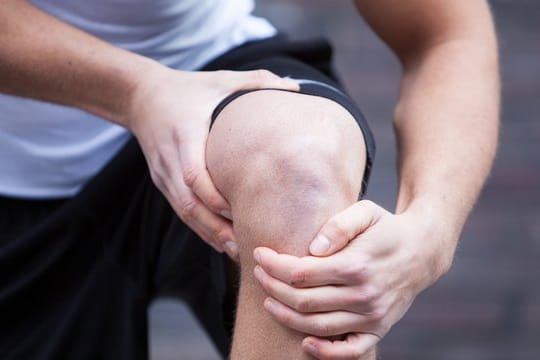 Knieprobleme beim Laufen: Das Läuferknie ist eine Überlastung einer Faszie, die vom Oberschenkel kommend seitlich am Knie entlangführt.