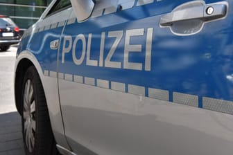 Polizeieinsatz in Rheinland-Pfalz: Ein betrunkener Jugendlicher schlief auf der Bahnstrecke und wurde vom Zug überrollt (Symbolbild).