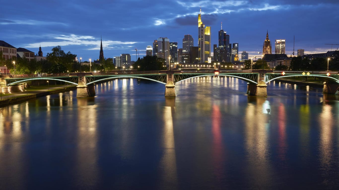 Blick auf die Ignaz-Bubis-Brücke in Frankfurt (Symbolbild): Am dortigen Ufer ist ein Mann in den Main gefallen.
