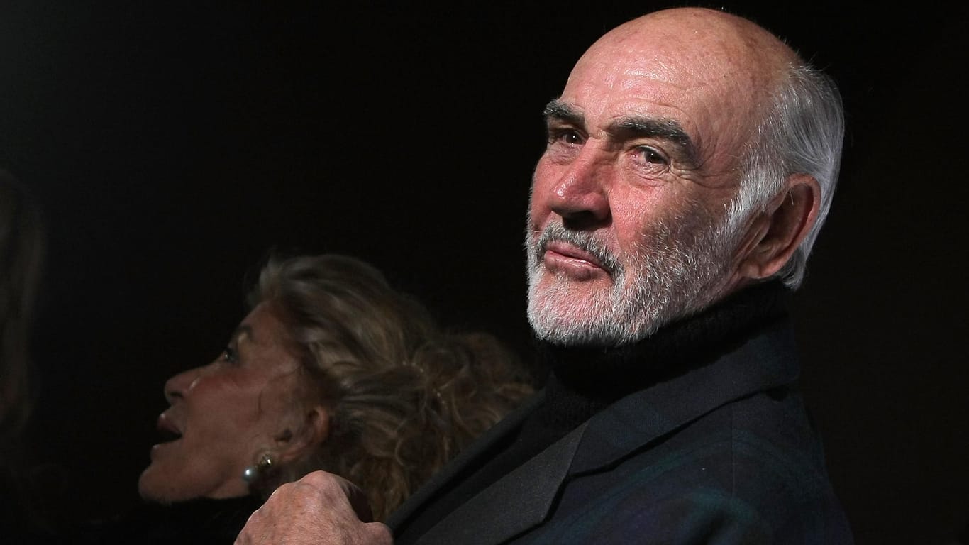 Sir Sean Connery: Seine Frau "Lady Connery" ist im Hintergrund zu sehen – zusammen verbrachten sie viel Zeit an der Küste Südfrankreichs.