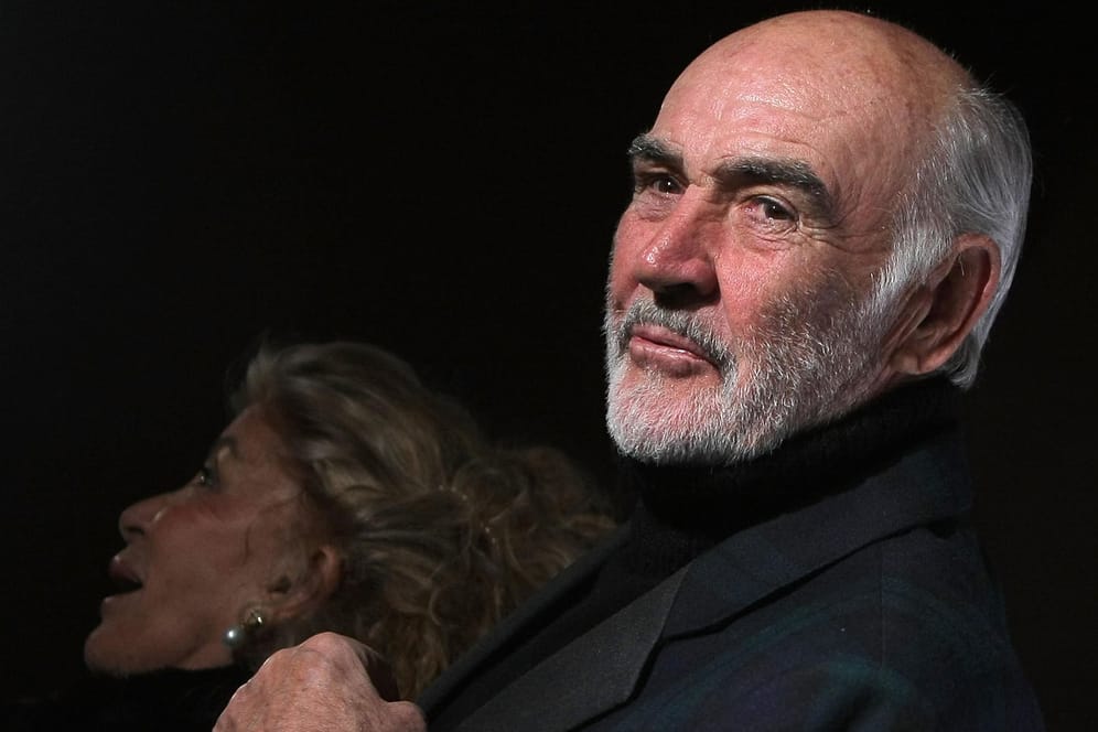 Sir Sean Connery: Seine Frau "Lady Connery" ist im Hintergrund zu sehen – zusammen verbrachten sie viel Zeit an der Küste Südfrankreichs.