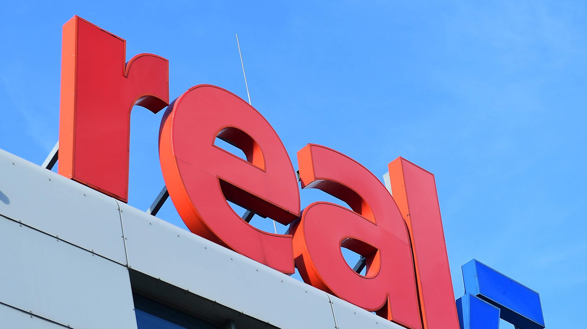 Das Logo der des Supermarkts Real: Die Märkte gehen am Donnerstag offiziell in den besitz des russischen Investors SCP über – der die Kette zerschlagen will.