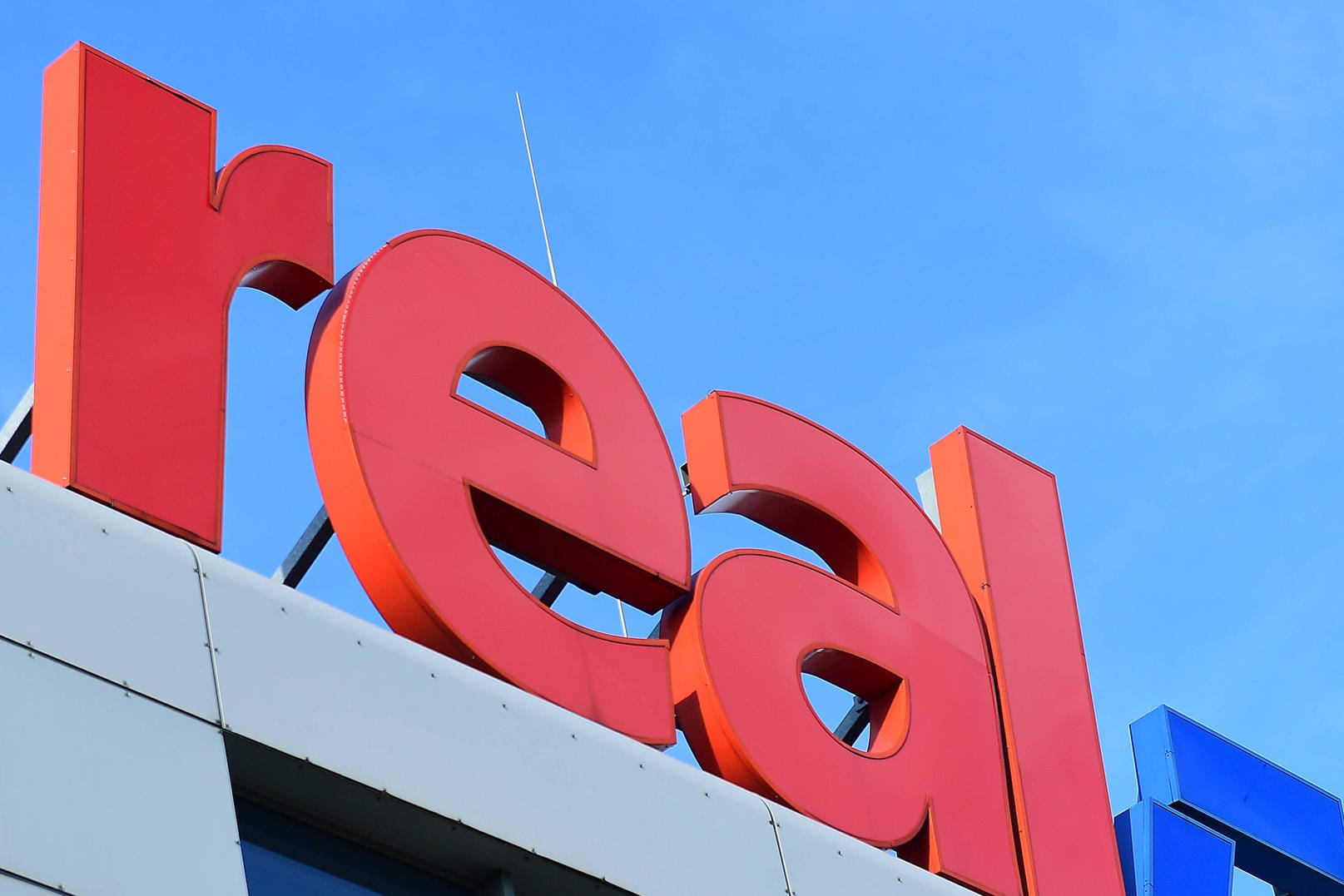 Das Logo der des Supermarkts Real: Die Märkte gehen am Donnerstag offiziell in den besitz des russischen Investors SCP über – der die Kette zerschlagen will. Das Logo der des Supermarkts Real: Die Märkte gehen am Donnerstag offiziell in den besitz des russischen Investors SCP über – der die Kette zerschlagen will.