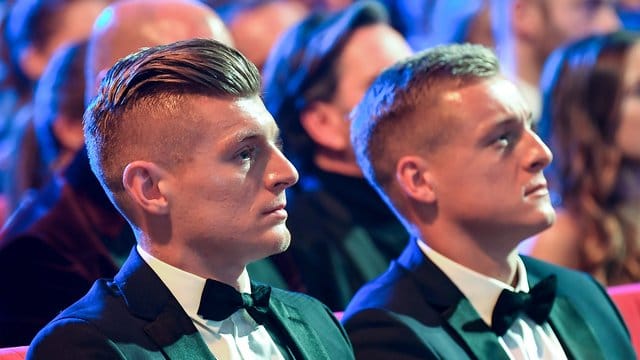 Halten mit Werder Bremen: Toni Kroos (l) und Bruder Felix. Halten mit Werder Bremen: Toni Kroos (l) und Bruder Felix.