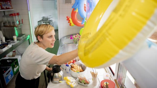 Nele Heinevetter, Imbiss-Inhaberin und Kunsthistorikerin, im Imbiss "Tropez". Nele Heinevetter, Imbiss-Inhaberin und Kunsthistorikerin, im Imbiss "Tropez".