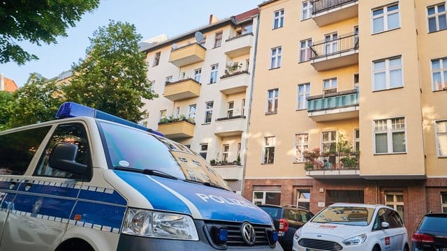 Ein Polizeifahrzeug steht bei einer Razzia im Wedding: Bundespolizisten durchsuchten mehrere Wohnungen in Berlin.