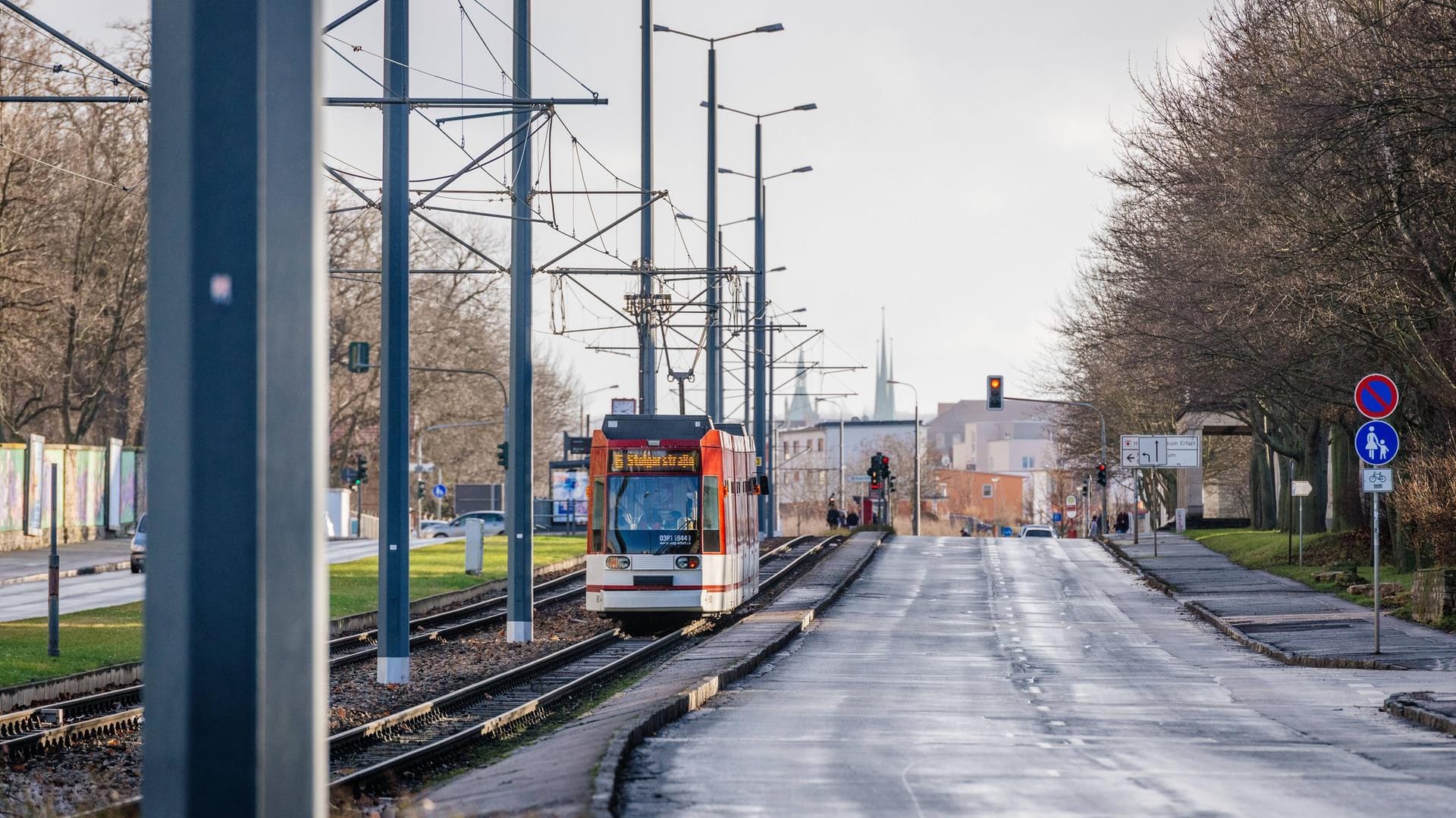 Eine Straßenbahn in Erfurt (Symbolbild): Am Mittwoch hat es einen Unfall zwischen einer Tram und einem Kleintransporter in der Nähe des Hauptfriedhofs gegeben.