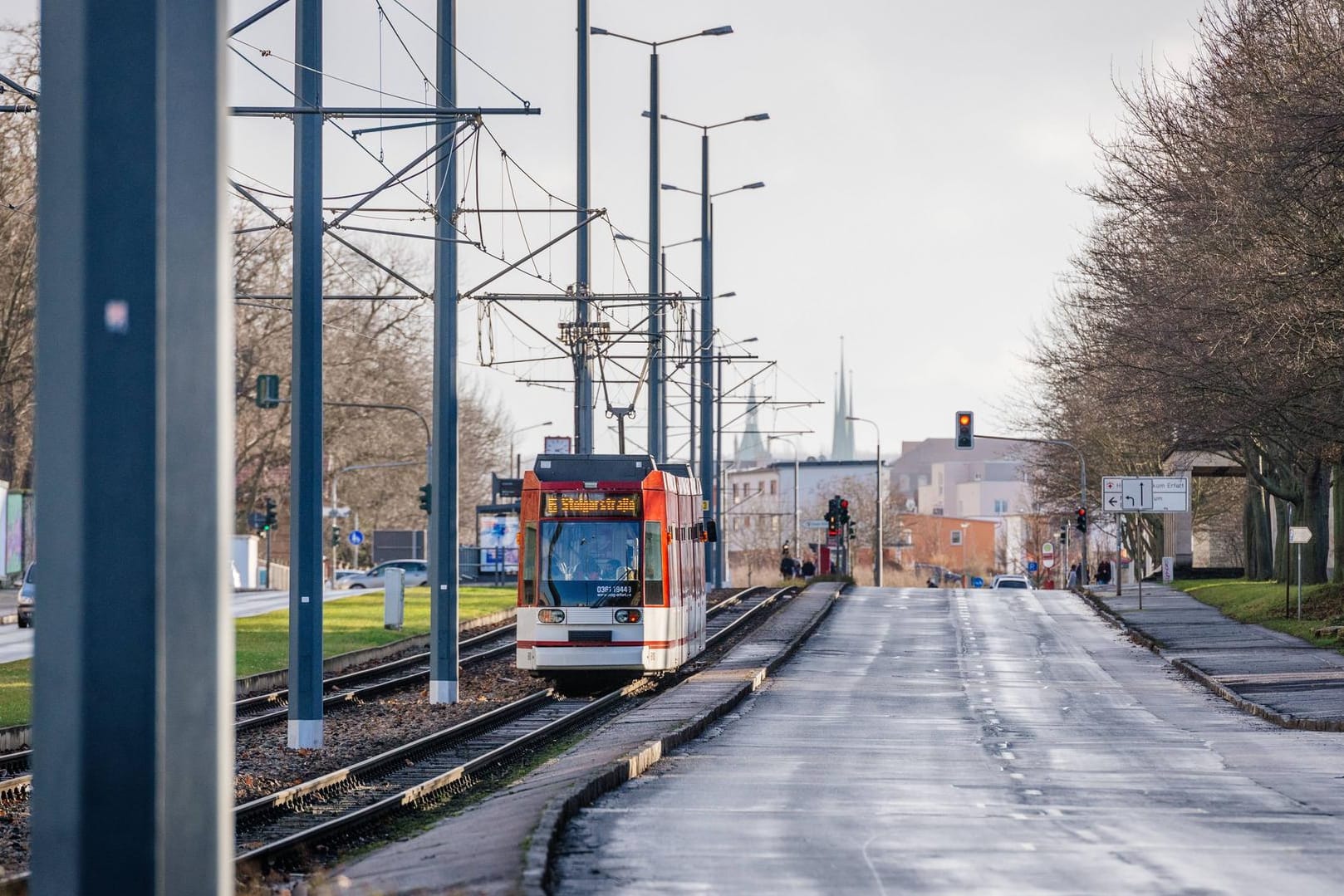 Eine Straßenbahn in Erfurt (Symbolbild): Am Mittwoch hat es einen Unfall zwischen einer Tram und einem Kleintransporter in der Nähe des Hauptfriedhofs gegeben.