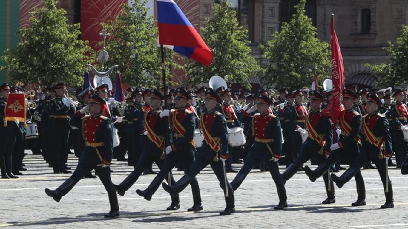 Mitglieder der russischen Ehrengarde marschieren zum 75.
