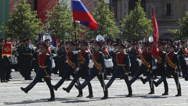 Mitglieder der russischen Ehrengarde marschieren zum 75. Mitglieder der russischen Ehrengarde marschieren zum 75.