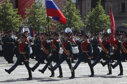 Mitglieder der russischen Ehrengarde marschieren zum 75.