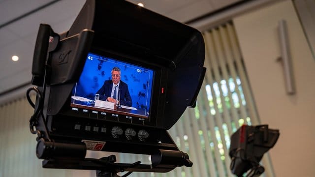 Auf einem Videomonitor ist Lothar H. Auf einem Videomonitor ist Lothar H.