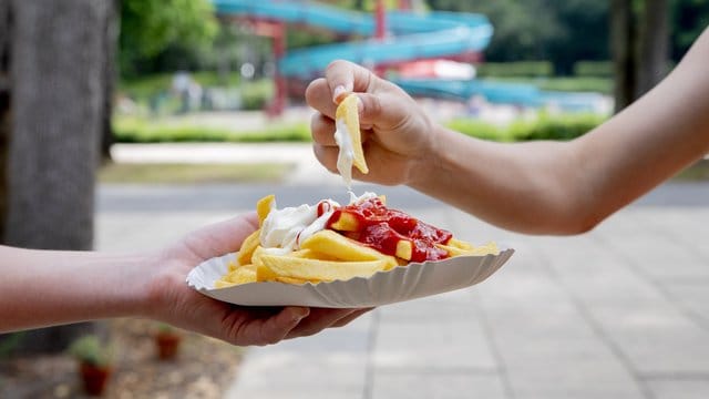 Für viele Besucher gehört eine Schale Pommes rot-weiß zum Freibadbesuch einfach dazu.