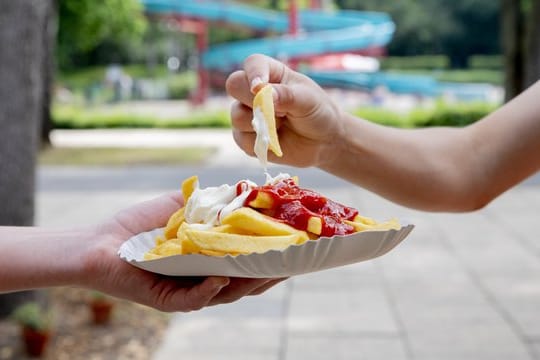 Für viele Besucher gehört eine Schale Pommes rot-weiß zum Freibadbesuch einfach dazu.