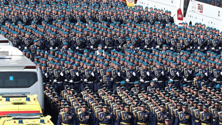 Moskau: Tausende Russische Soldaten sind bei der größten Parade der Landesgeschichte im Einsatz gewesen.
