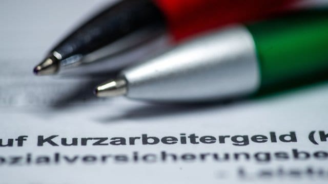 Wer damit rechnet, bald Kurzarbeitergeld zu beziehen, sollte überprüfen, ob sich ein Steuerklassenwechsel für ihn lohnt. Wer damit rechnet, bald Kurzarbeitergeld zu beziehen, sollte überprüfen, ob sich ein Steuerklassenwechsel für ihn lohnt.