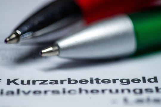 Wer damit rechnet, bald Kurzarbeitergeld zu beziehen, sollte überprüfen, ob sich ein Steuerklassenwechsel für ihn lohnt. Wer damit rechnet, bald Kurzarbeitergeld zu beziehen, sollte überprüfen, ob sich ein Steuerklassenwechsel für ihn lohnt.